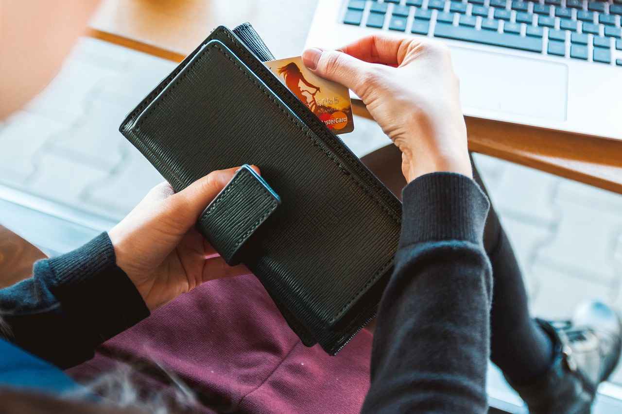2. Benefits of Using Wallet and Phone Holders