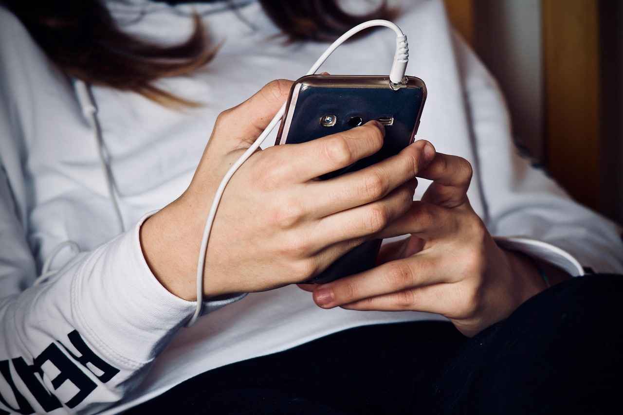 A Simple Solution: Phone Holders for Your Bedside