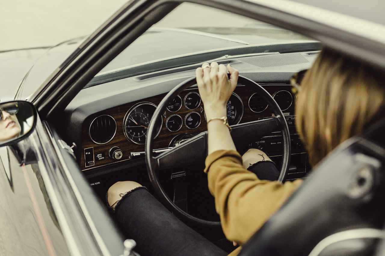 How to Safely Hold the Phone While Driving